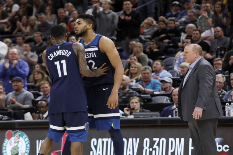 Noví spoluhráči Rose. Karl Anthony Towns (vpravo) a Jamal Crawford.