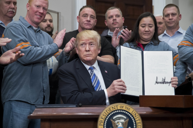Donald Trump a podepsaný zákon o oceli.