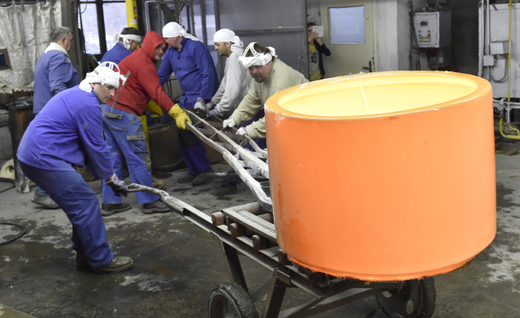 Pánve váží až 600 kilogramů, každá z nich má kapacitu asi 400 kilogramů skloviny.