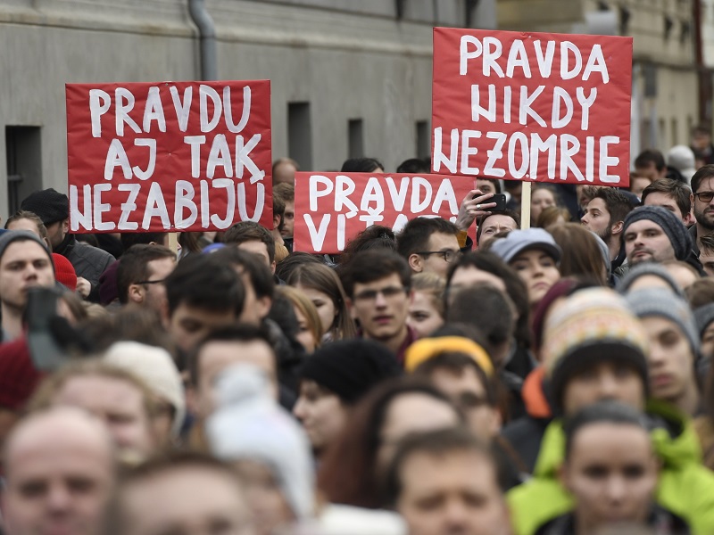Protest proti slovenské vládě se uskutečnil také před slovenským velvyslanectvím v Praze.