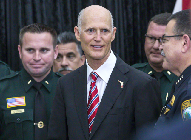 Rick Scott (uprostřed). Rick Scott (uprostřed).
