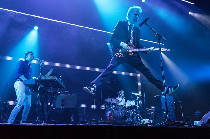 Kapela Franz Ferdinand se v pátek představila ve Foru Karlín. V popředí frontman skupiny Alex Kapranos.