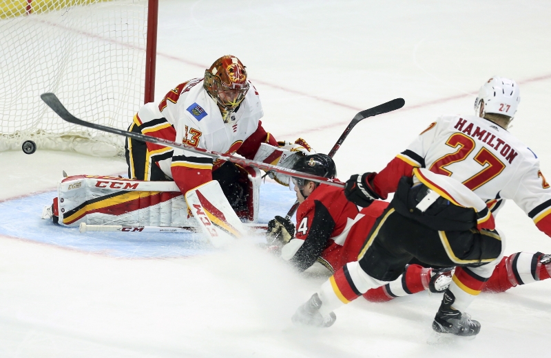 Brankář Calgary David Rittich v zápase s Ottawou.