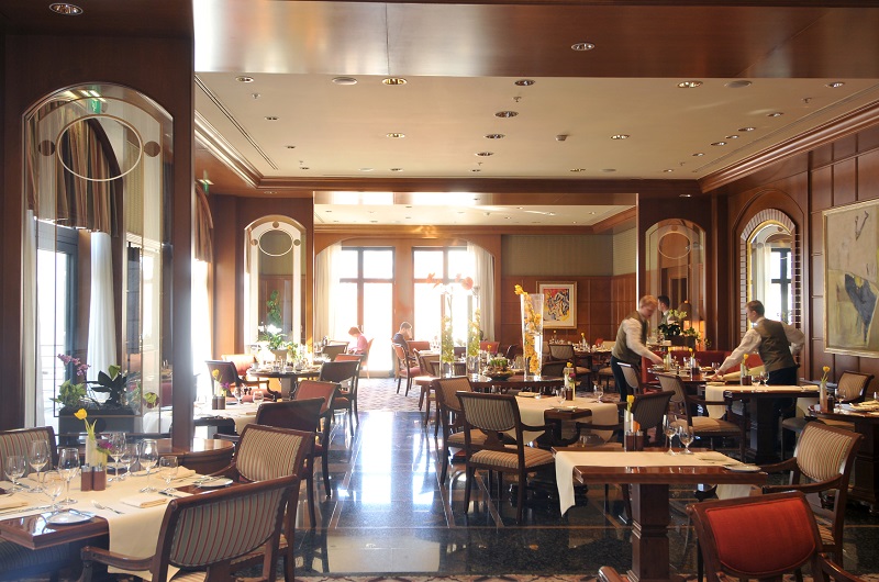 Restaurace Allegro v hotelu Four Seasons v Praze je zaměřena na italskou kuchyni a jako první restaurace v Česku a ve střední a východní Evropě byla oceněna hvězdičkou v prestižním gastronomickém průvodci Michelin - Hlavní města Evropy.