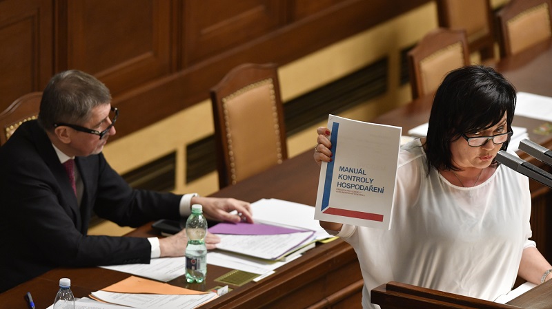 Alena Schillerová (ANO) diskutuje v Poslanecké sněmovně.