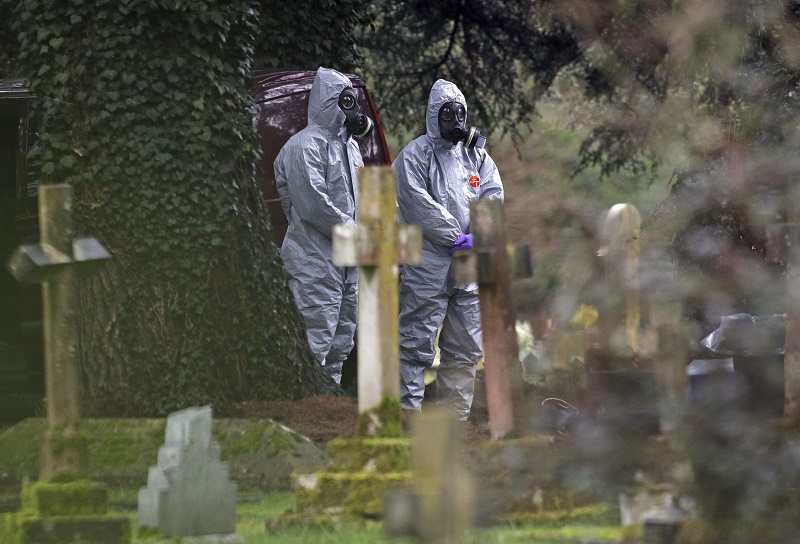 Forenzní technici vyšetřují na hřbitově, kde navždy odpočívá Skripalova manželka Ljudmila a syn Alexandr.