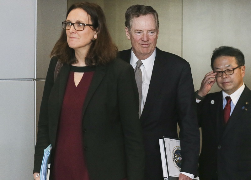 Zleva Cecilie Malmströmová, Robert Lightizer a Hirošige Seko.