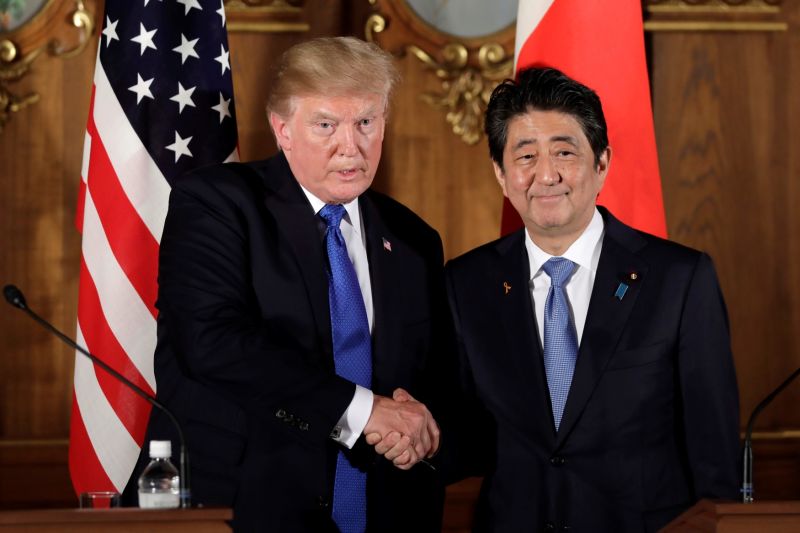Donald Trump (vlevo) a Šinzó Abe.