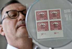 Přetisk SO 1920 Hradčany 20 h - unikátní krajový čtyřblok se spojeným příčkovým podtypem bude dražen na jarní aukci v Praze.