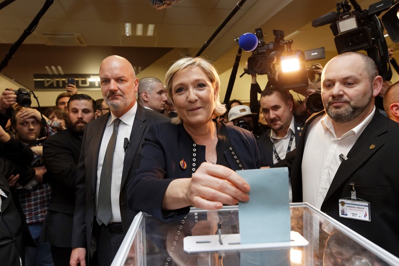 Marine Le Penová zůstane šéfkou krajně pravicové Národní fronty.