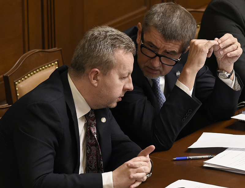 Ministr životního prostředí Richard Brabec (vlevo) a Andrej Babiš na jednání Poslanecké sněmovny.
