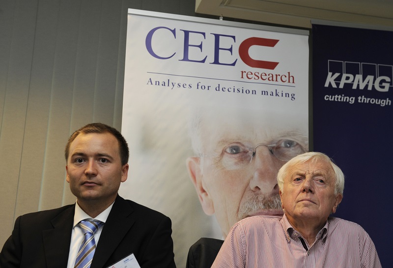 Vlevo ředitel CEEC Research Jiří Vacek.