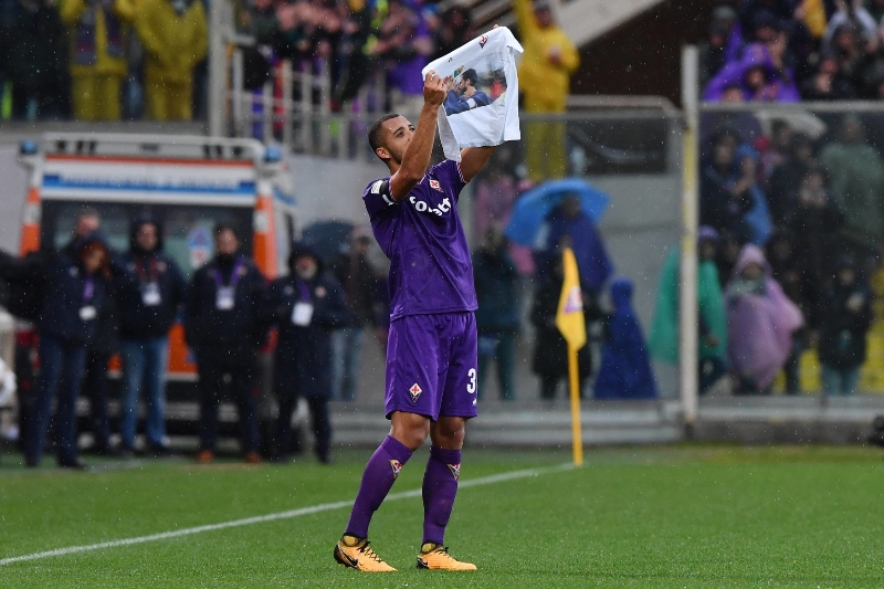 Fotbalisté Fiorentiny uctili v zápase s Beneventem zesnulého kapitána Astoriho.