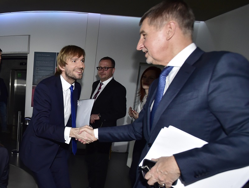 Diskuzního pořadu v ČT se zúčastnil ministr zdravotnictví Adam Vojtěch (vlevo) i premiér Andrej Babiš.