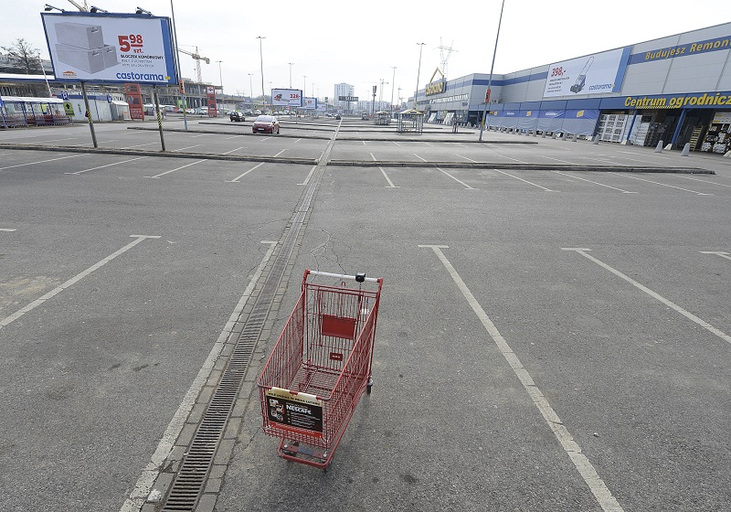 V neděli se v Polsku poprvé od 90. let neotevřely velké supermarkety a další maloobchodní prodejny.