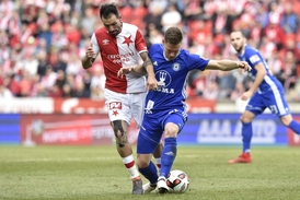 Slávista Danny v souboji s jedním z olomouckých hráčů.