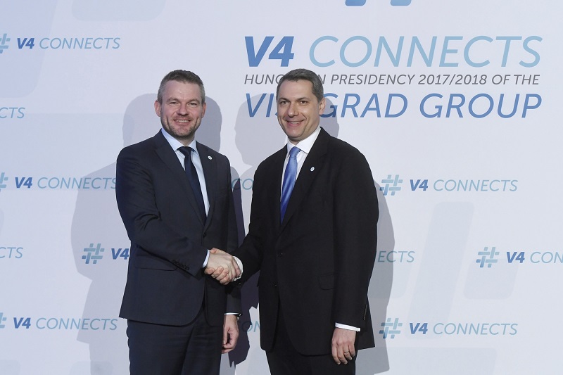 Místopředseda strany Směr Peter Pellegrini (vpravo). Místopředseda strany Směr Peter Pellegrini (vpravo).