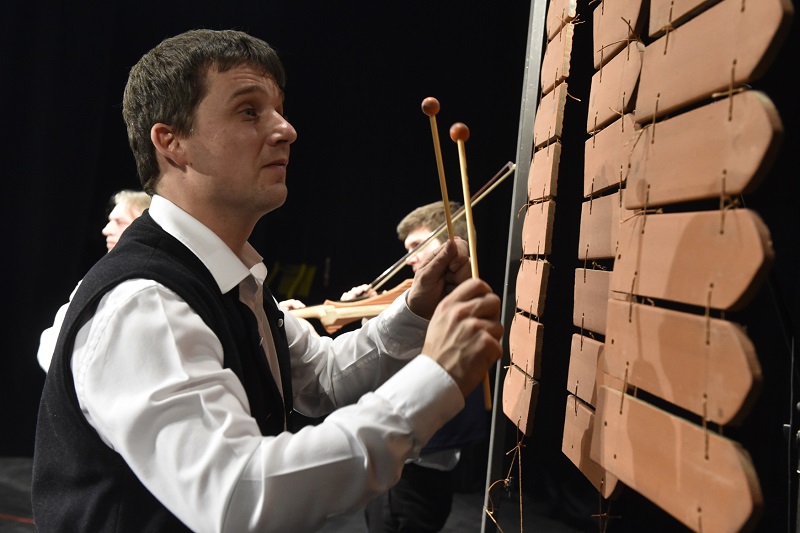 Petr Pavlinec hrající na střešní krytiny.