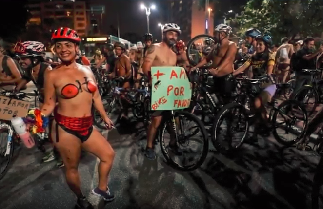 Milovníci kol protestovali v São Paulu proti zvýšenému počtu úmrtí cyklistů na silnicích.