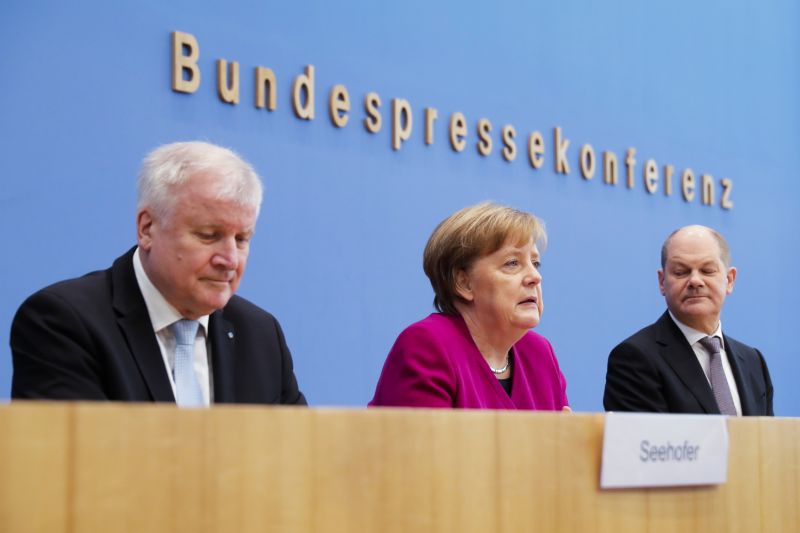 Zleva: Horst Seehofer, Angela Merkelová a Olaf Scholz.