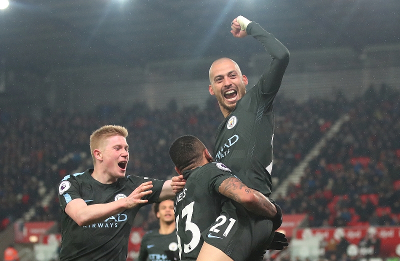 David Silva sestřelil Stoke a upevnil vedoucí příčku Citizens.