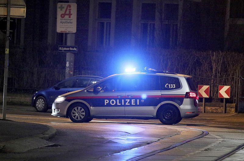 Rakouská policie před íránskou ambasádou ve Vídni.