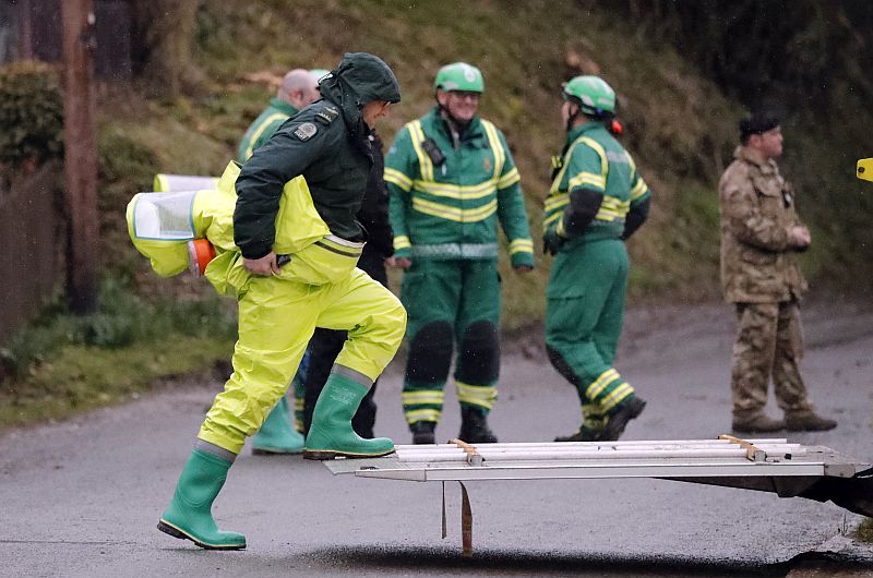 Zdravotníci a vojáci na místě činu v Salisbury, kde byl Skripal otráven.
