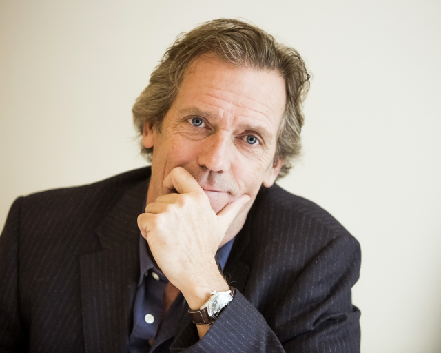 Hugh Laurie jako nový princ Philip v sérii The Crown?