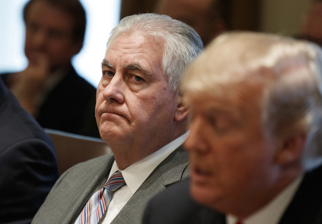 Rex Tillerson (vlevo) a Donald Trump.