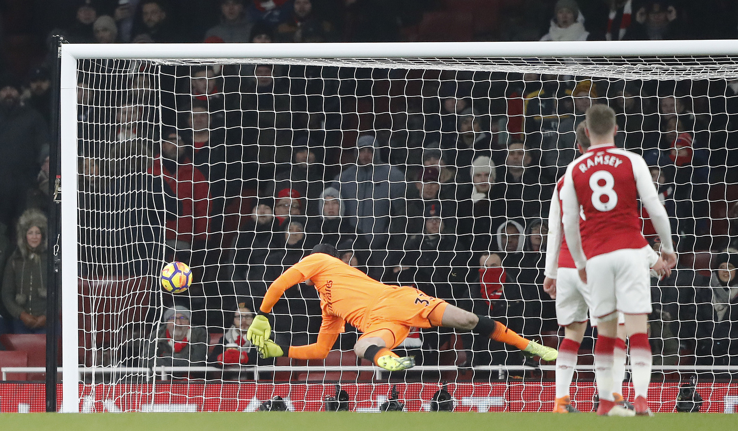 Petr Čech vychytal proti Watfordu 200. nulu v Premier League. Petr Čech vychytal proti Watfordu 200. nulu v Premier League.