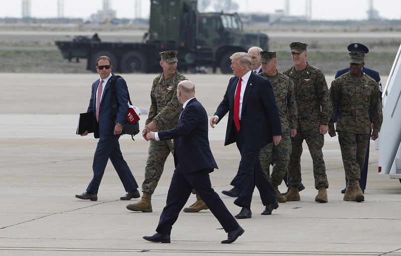 Americký prezident Donald Trump po přistání v Kalifornii.