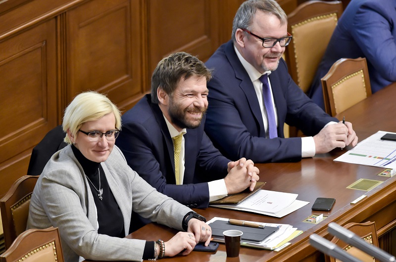 Uprostřed ministr spravedlnosti v demisi Robert Pelikán (ANO).