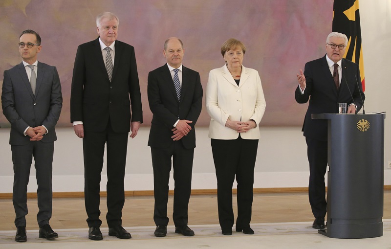 Německý prezident Frank-Walter Steinmeier (vpravo). Vedle něj zleva: ministr zahraničí Heiko Maas, ministr vnitra Horst Seehofer, ministr financí Olaf Scholz a kancléřka Angela Merkelová.