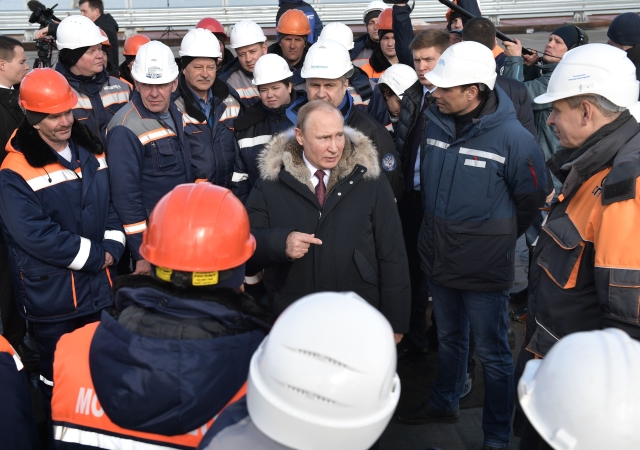 Vladimir Putin při návštěvě Krymu. Vladimir Putin při návštěvě Krymu.