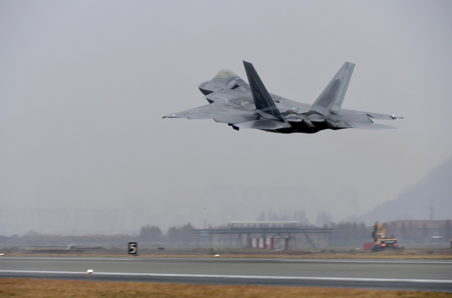 Americká stíhačka F-22 Raptor.