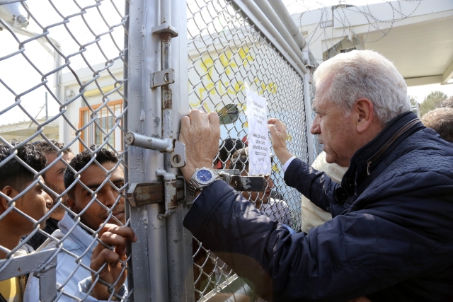 Evropský komisař pro migraci Dimitris Avramopoulo v uprchlickém táboře Moira.