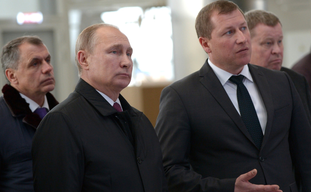 Vladimir Putin (druhý zleva).