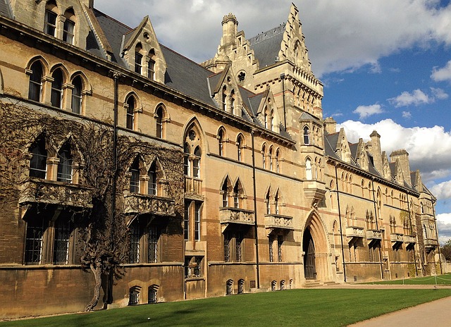Oxfordská univerzita se snaží "feminizovat" svou filozofickou fakultu. Oxfordská univerzita se snaží "feminizovat" svou filozofickou fakultu.