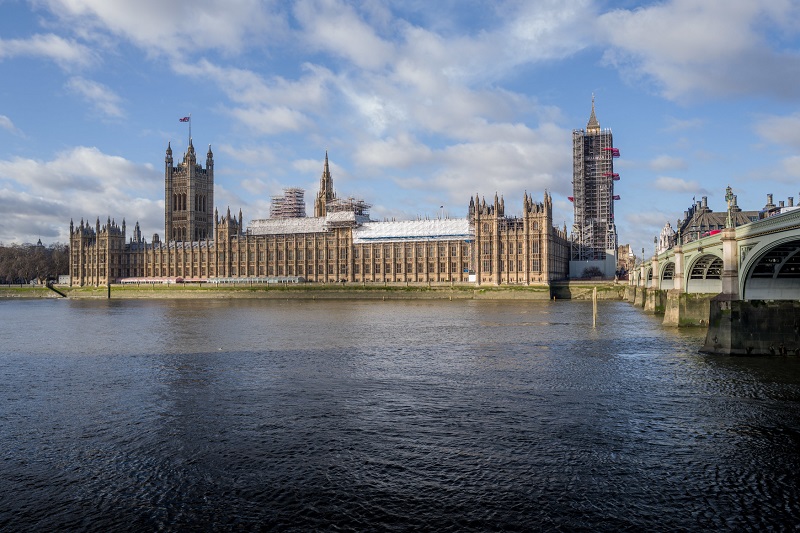 Britský parlament.