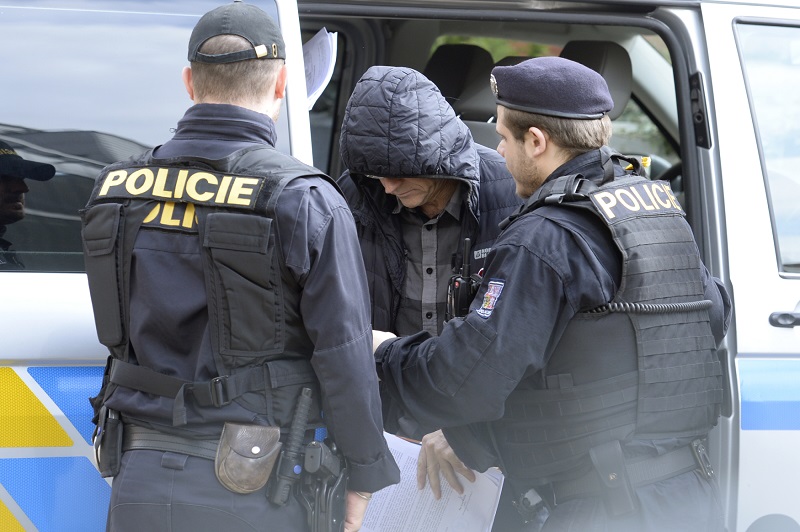 Policisté přivážejí obviněného soudce Ivana Elischera.