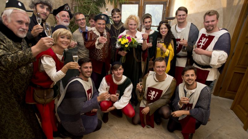 Herečka Regina Rázlová (uprostřed) přijímá gratulace od souboru k oslavě svých 70. narozenin.