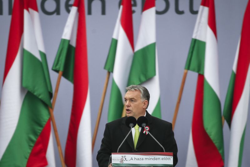 Maďarský premiér Viktor Orbán při svém projevu před budovou parlamentu v Budapešti.