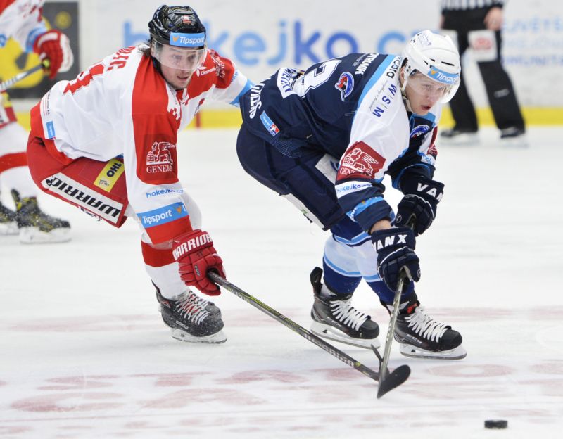 Plzeňský Schleiss v souboji s jedním z olomouckých hráčů v prvním zápase play-off.
