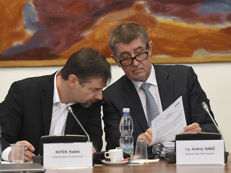 Andrej Babiš (vpravo) na zasedání bezpečnostního výboru.