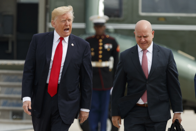 Americký prezident Donald Trump (vlevo) a hlavní bezpečnostní poradce Herbert McMaster.