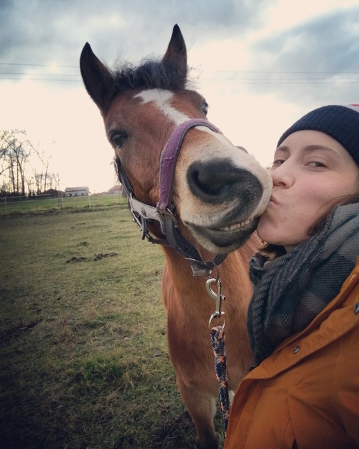 Samková má ke koním velmi blízko.