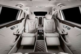 Maybach Pullman, to je jezdící salonek s maximem pohodlí.