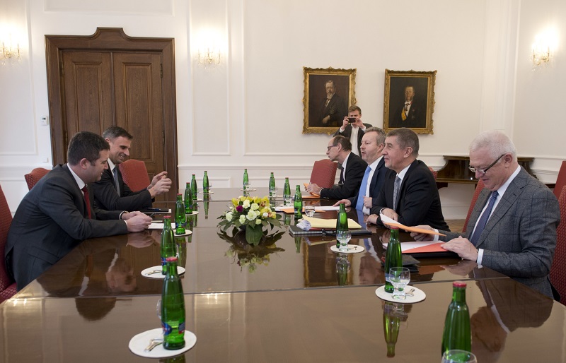 Vyjednávání mezi zástupci ČSSD (vlevo) a ANO.