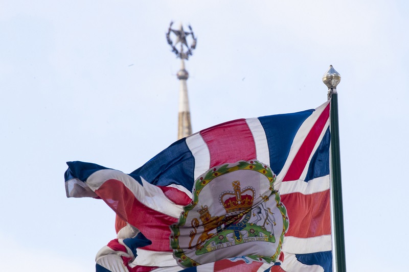 Vlající britská vlajka před ambasádou v Rusku.
