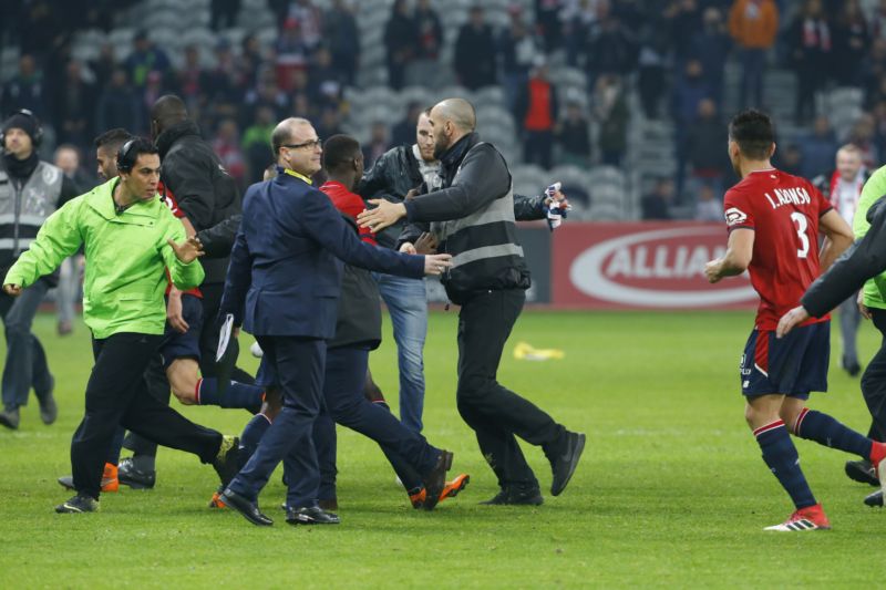 Fotbalisté Lille mají kvůli fanouškům uzavřený stadion.